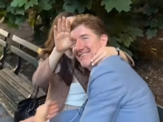 Advogado casado de Nova York, 45 anos, é SUSPENSO do emprego depois de ser pego beijando um subordinado, 29, no Central Park