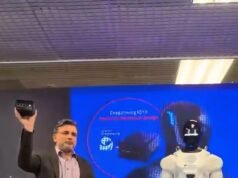 O robô do momento desmorona hilariamente no meio da apresentação… antes de ser coberto como um cadáver