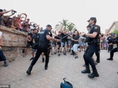 Polícia de choque armada com escudos entra em confronto com manifestantes antiturismo em Maiorca enquanto as manifestações se tornam violentas