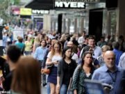 Myer em apuros sofre o maior revés nas vendas em quase uma década – enquanto o chefe culpa a queda no custo de vida pela queda