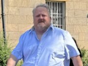 Juiz critica a polícia por investigação de vigarista de oito anos que demorou tanto que uma vítima se retirou e cúmplice morreu