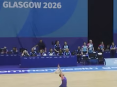 O limpador de momentos hilariantes rouba a cena nos Jogos da Commonwealth enquanto dança ao som do Queen enquanto limpa o chão