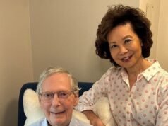 O sorridente Mitch McConnell, 84, posa em uma nova foto de ‘prova de vida’ com a esposa Elaine… mas ainda nem uma palavra em 44 dias