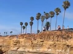 O salto do penhasco do adolescente dá terrivelmente errado depois que ele bate em uma pedra antes de mergulhar no oceano