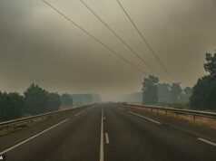 A estrada dos milionários para o inferno: centenas de casas de luxo em cinzas, o Mail é um dos primeiros a ver a devastação do megaincêndio apocalíptico na França