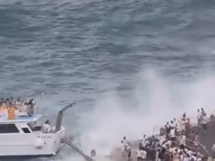 Turistas britânicos assistem horrorizados enquanto as ondas batem a balsa lotada contra um píer na Costa Amalfitana