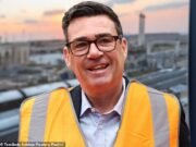Andy Burnham insiste que “o plano está funcionando” para parar pequenos barcos – apesar de quase 900 migrantes terem chegado através do Canal da Mancha em sua primeira semana como PM