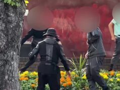 Momento em que uma gangue de jovens ri enquanto destrói o canteiro de flores do centro da cidade durante as férias de verão