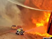Forte incêndio florestal na França se aproxima de fábricas de mísseis e foguetes enquanto 4.000 são evacuados de resorts de praia