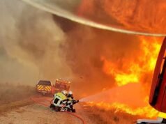 Forte incêndio florestal na França se aproxima de fábricas de mísseis e foguetes enquanto 4.000 são evacuados de resorts de praia