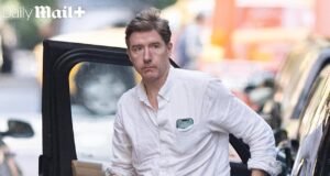 Trágico segredo de família que assombra o advogado casado de elite de Nova York, 45 anos, filmado beijando apaixonadamente um subordinado, 29 anos, no Central Park