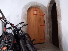 Casal é preso após cinco bebês mortos serem encontrados em caixas de papelão na França