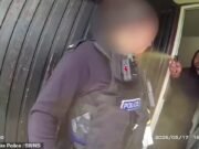Momento em que a policial fica temporariamente cega e com dificuldade para respirar após receber spray de pimenta de um homem enquanto participava de uma chamada de assalto