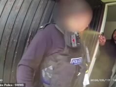 Momento em que a policial fica temporariamente cega e com dificuldade para respirar após receber spray de pimenta de um homem enquanto participava de uma chamada de assalto