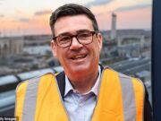 Andy Burnham lança negociações entre partidos sobre assistência social – enquanto o Reform alerta que seu plano de ‘imposto sobre a morte’ pode custar a seus próprios eleitores £ 50.000 cada