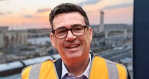 Andy Burnham lança negociações entre partidos sobre assistência social – enquanto o Reform alerta que seu plano de ‘imposto sobre a morte’ pode custar a seus próprios eleitores £ 50.000 cada