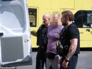 Mulher inocente e policial ficam feridos depois que ‘homem lidera a polícia em uma perseguição de 45 minutos, atingindo velocidades de 160 km / h em ruas de 30 mph em Salford’