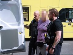 Mulher inocente e policial ficam feridos depois que ‘homem lidera a polícia em uma perseguição de 45 minutos, atingindo velocidades de 160 km / h em ruas de 30 mph em Salford’