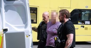 Mulher inocente e policial ficam feridos depois que ‘homem lidera a polícia em uma perseguição de 45 minutos, atingindo velocidades de 160 km / h em ruas de 30 mph em Salford’