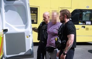 Mulher inocente e policial ficam feridos depois que ‘homem lidera a polícia em uma perseguição de 45 minutos, atingindo velocidades de 160 km / h em ruas de 30 mph em Salford’
