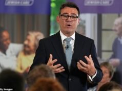 QUENTIN LETTS: Cílios Andy tocou o peito para sinalizar sinceridade, adotou o tom íntimo de um apresentador de TV diurno e olhou através daqueles óculos de Leslie Crowther como um eufemismo vivo