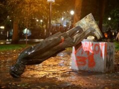 Acordou o prefeito de Portland acusado de insulto humilhante a Abraham Lincoln em meio a planos para restaurar a estátua derrubada durante os distúrbios de George Floyd em 2020