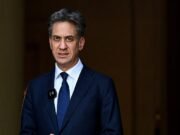 Ed Miliband ‘assume o controle da redefinição do Brexit trabalhista’ ao se reunir com homólogos franceses e espanhóis
