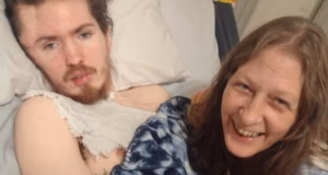 Mãe atingida em uma corrida frenética para manter seu filho paralisado vivo depois que a energia caiu por 16 HORAS em seu sufocante bairro no Arizona