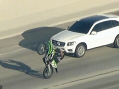 Cena distópica de Mad Max na rodovia de Los Angeles, enquanto um ladrão de carros em um SUV roubado é cercado por uma enorme gangue de motociclistas ilegais
