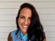 Mulher do Texas, 32 anos, acusada de fazer sexo ‘barulhento’ com amante, 75, na frente de crianças na piscina do complexo de apartamentos do Texas