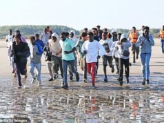 Centenas de outros migrantes correm para embarcar nos botes do Canal poucas horas depois de Andy Burnham se gabar do sucesso em detê-los