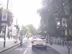 Momento em que ‘dirige sozinho’ Waymo para no sinal verde e depois ‘passa no vermelho’… mas será que está errado?