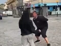 Momento em que o serial killer inspirado em Dexter luta contra um adolescente na rua – poucas horas antes de assassinar brutalmente seu rival amoroso