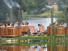 A melhor festa do ano chega a Cotswolds! Os fãs lotam a propriedade de 5.000 acres em Oxfordshire para desfrutar de um fim de semana de folia e hedonismo (e não há telas!).