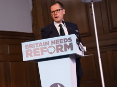 Jenrick, da reforma, exige que Burnham ‘acabe com a preocupação’ e descarte um ‘imposto sobre a morte’ de £ 18 bilhões para pagar planos de assistência social – como ele chama isso de ‘insultuoso’ Farage foi desprezado pelo primeiro-ministro por negociações entre partidos