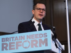 Robert Jenrick, da Reforma, se enfurece com o ‘policiamento de dois níveis’, já que nenhuma ação adicional é tomada em relação à linha de camisetas da ‘guilhotina’ de Nigel Farage