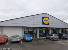 Uma compradora que alegou ter um “perfil racial” no Lidl quando comprou um saco de chalotas de 5 centavos na oferta de Natal ganhou £ 25.000 em indenização