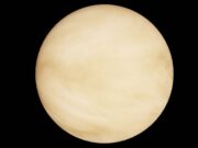 Uma sonda soviética construída em 1972 para pousar em Vênus retornou à Terra em 10 de maio de 2025, e a mesma cápsula de titânio destinada a sobreviver ao planeta mais quente pode tê-la carregado intacta durante a reentrada.