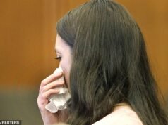 Os melhores amigos de Lindsay Clancy a apoiam no ‘julgamento de assassinato mais triste da América’ enquanto o ex-marido se prepara para dar um testemunho emocionado sobre a noite em que as crianças foram mortas: atualizações ao vivo