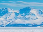 A temperatura média da Antártica é de -55°C na Estação Vostok, mas um corpo de água do tamanho do Lago Ontário permanece líquido sob quatro quilômetros de gelo por quinze milhões de anos |