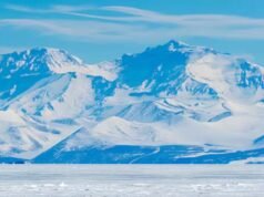 A temperatura média da Antártica é de -55°C na Estação Vostok, mas um corpo de água do tamanho do Lago Ontário permanece líquido sob quatro quilômetros de gelo por quinze milhões de anos |