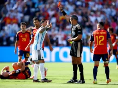 Espanha x Argentina nos minutos finais da final da Copa do Mundo. Veja o cartão vermelho