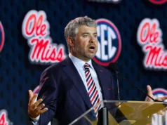 O técnico do Ole Miss, Pete Goulding, se apresentou, chamando Lane Kiffin de o ‘ex’ que sempre se apresentaria.
