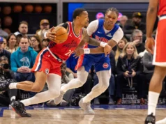 Relatório: Detroit Pistons assina contrato de 3 anos com o agente livre F John Collins