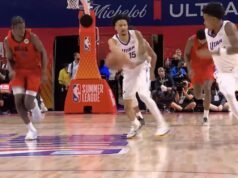Trey Alexander, do Utah Jazz, deixa o jogo da NBA Summer League na maca