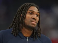 Os Lakers contrataram oficialmente o grande homem Kevin Looney