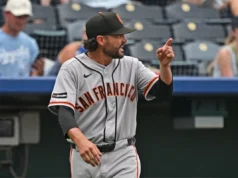 Tony Vitello foi expulso após uma decisão polêmica na derrota dos Giants para o Royals