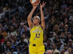 Rae Burrell exibe abdômen em roupas impressionantes antes do jogo Sparks-Mercury