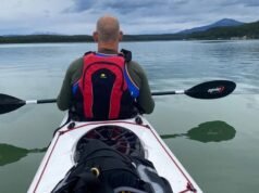 A dupla rema em suas próprias canoas no Yukon Challenge