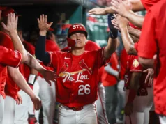Os Cardinals derrotaram o Braves por 2 a 1 na manhã de sábado, após um longo atraso devido à chuva